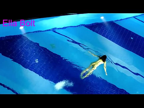 ❤️ Não consigo parar de ver, jovem loira apanhada a nadar nua na piscina da estância balnear ELLA BOLT Porno vídeo em nós
