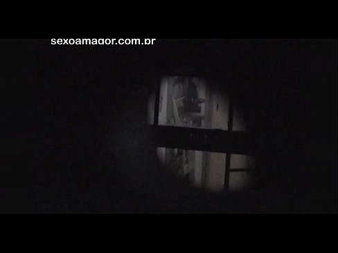 ❤️ Lourinho é filmado secretamente por um voyeur de bairro escondido atrás de tijolos ocos Porno vídeo em nós