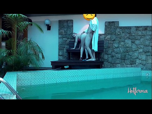 ❤️ Chefe convida criada para a piscina, mas não conseguiu resistir a um Porno vídeo em nós