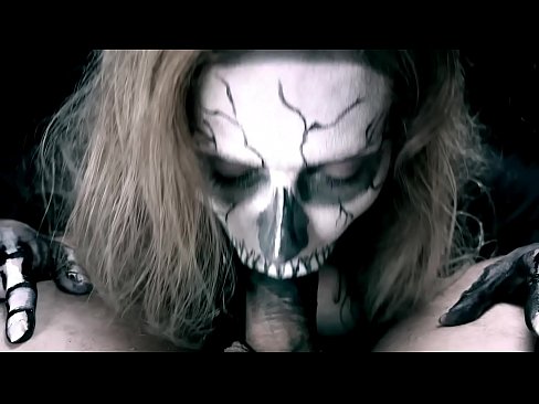 ❤️ Rapariga demoníaca a chupar pilas com a sua boca negra e a engolir esperma. Porno vídeo em nós