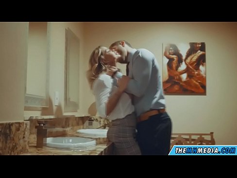 ❤️ Quando uma loira peituda o seduz numa casa de banho pública Porno vídeo em nós